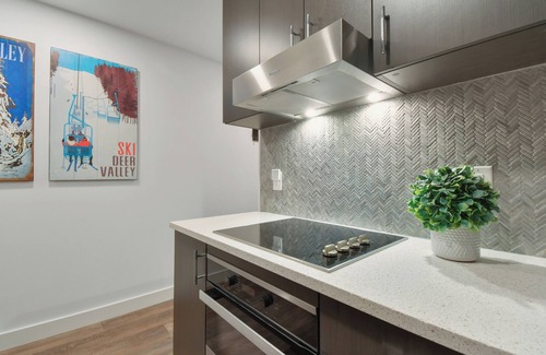 Deer Valley Apartment | Lux studio, hot tub, king bed, views, gym, DeerVly