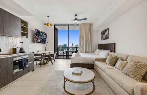 Downtown Miami Apartment | Lux Studio W City Views and Pool