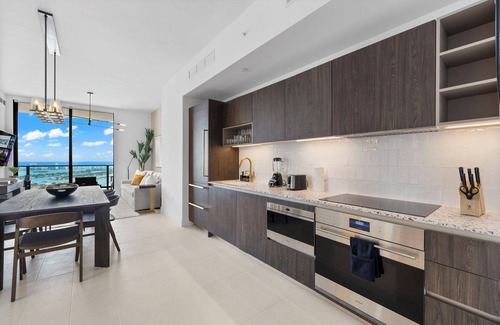 Downtown Miami Apartment | Lux Studio W City Views and Pool