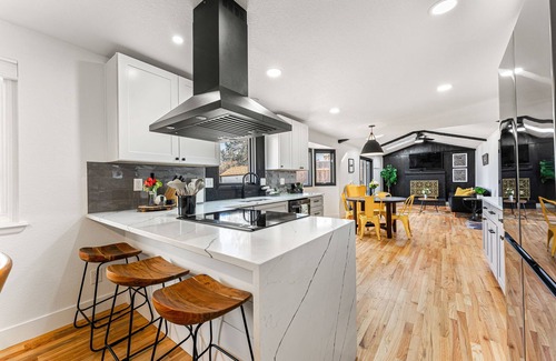 Littleton House | Lux & Stylish Family friendly, H Tub, Wi-Fi, EV CHARGE POINT
