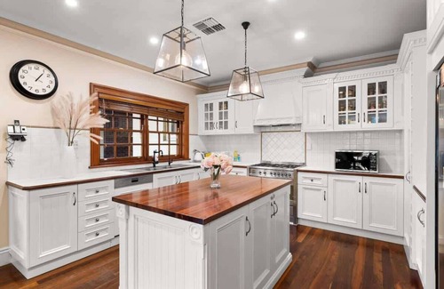Felixstow House | LUX Urban 4-Bedroom, Sleeps 9, with Pool