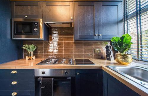 Leyton Apartment | Lux Versace Pad Sleeps 10 Hot Tub, Cinema & Games Room