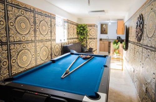 Leyton Apartment | Lux Versace Pad Sleeps 10 Hot Tub, Cinema & Games Room