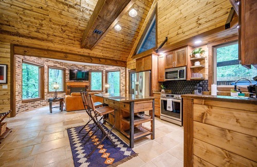 Broken Bow Cabin | Luxe 1 Bedroom W/Spa-like Bathroom, Hot Tub, Traeger Smoker, Location!