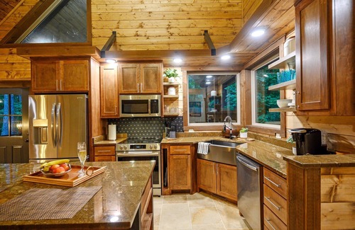 Broken Bow Cabin | Luxe 1 Bedroom W/Spa-like Bathroom, Hot Tub, Traeger Smoker, Location!
