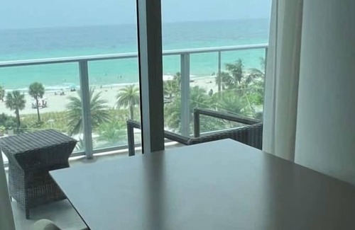 Seybold Apartment | Luxe 1 BR Ocean View by The beach, Amazing Pool