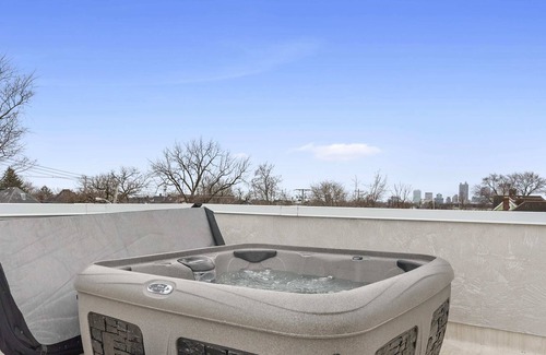 Weinland Park House | Luxe 11 Bd Home w/rooftop HotTub