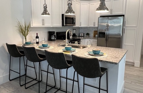 Stuart Condo | Luxe 2 Bedroom Retreat. 1 block from Inter coastal. Walk to riverfront park.