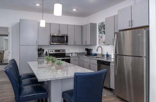 Pelham Apartment | Luxe 2 BR Apt Oak Mt St Park Lots of Amenities