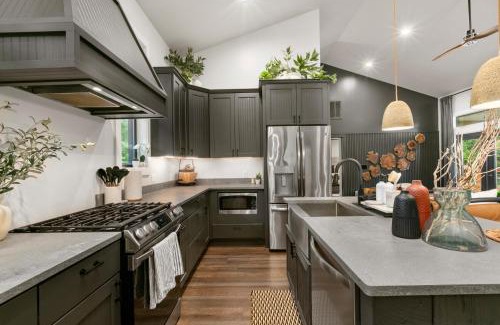 Asheville House | LUXE, 2 miles to Downtown, Hot Tub, Fire Pit, Secluded Serenity of the Blue Ridge Mountains