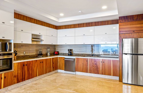 Mismaloya Condo | Luxe 2nd-floor condo with endless ocean views, pool, spa & balcony