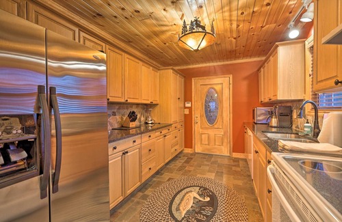 Butler House | Luxe '3 Bears Cabin' on Watauga Lake w/Decks!