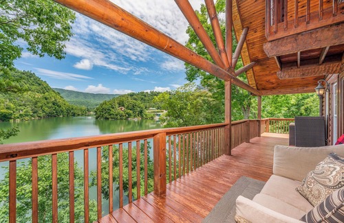 Butler House | Luxe '3 Bears Cabin' on Watauga Lake w/Decks!