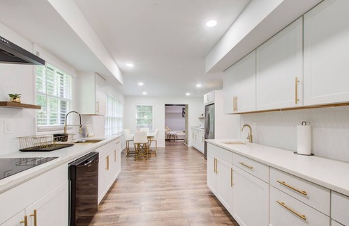 Cliftondale House | Luxe 3 BR/3BR house w/Scenic views near ATL Airport & Downtown