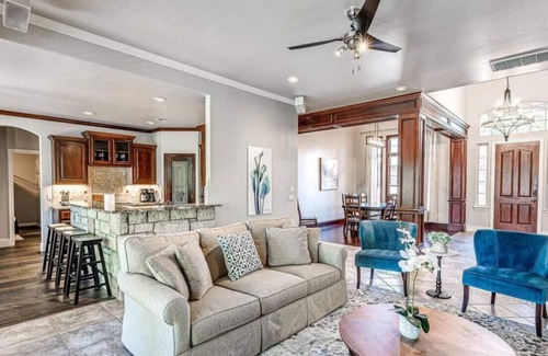 Edmond House | Luxe 3B/2.5B w/ Hot Tub & Heated Pool