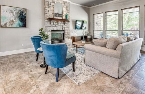 Edmond House | Luxe 3B/2.5B w/ Hot Tub & Heated Pool