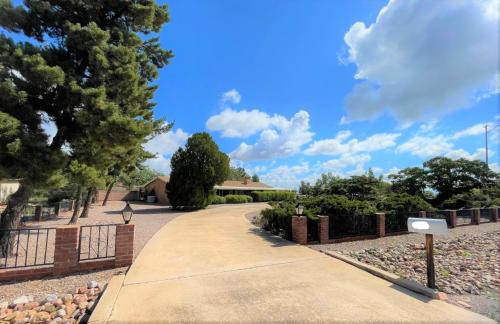 Sierra Vista House | Luxe 4BR 2BTH l Pool & Grill l Central Location l Mountain View l Family Vacation l RV Site