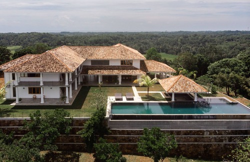 Padinnoruwa Villa | Luxe 5BD 6BA 25m Infinity Pool Basketball 360Views