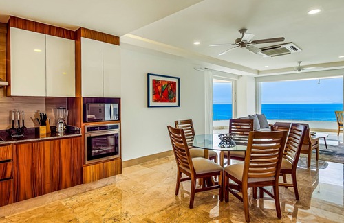 Mismaloya Apartment | Luxe 8th-floor condo with endless ocean views, pool, spa & balcony