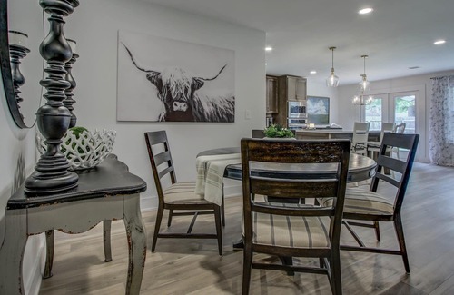 South Tulsa House | Luxe Accommodations - Incredible Redesign Offers High-End Finishes & Furnishings