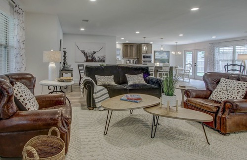 South Tulsa House | Luxe Accommodations - Incredible Redesign Offers High-End Finishes & Furnishings
