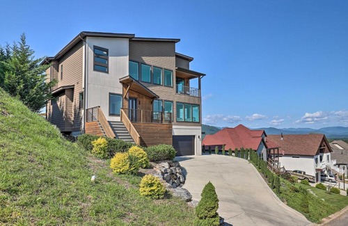 Asheville House | Luxe Asheville Home with Stunning Mountain Views!