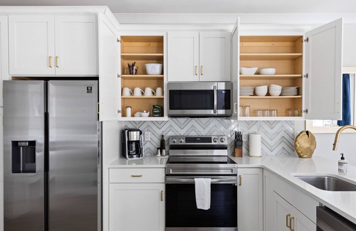 Downtown Wilmington Boat Rental | Luxe at The Cove - Luxury Houseboat