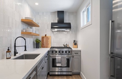Balboa Island House | Luxe Balboa House! 5 Bedroom/5 Ensuite Bath! Peninsula Ferry Close!