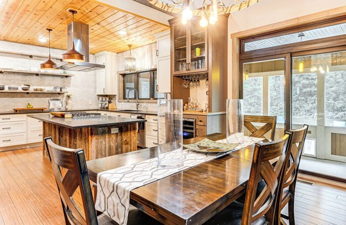 Avalon House | Luxe Barndominium Retreat Near Blue Spring Lake!