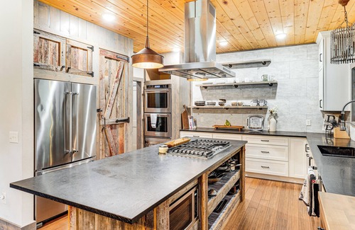 Avalon House | Luxe Barndominium Retreat Near Blue Spring Lake!