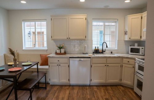 Downtown Leavenworth House | Luxe Bavarian Retreat: in Town w/Hot Tub!
