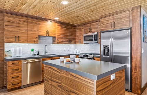 Deer Valley Condo | Luxe Black Bear Cabin | Walk to Lifts + Hot Tub