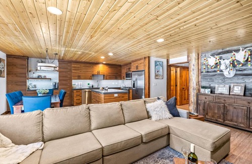 Deer Valley Condo | Luxe Black Bear Cabin | Walk to Lifts + Hot Tub