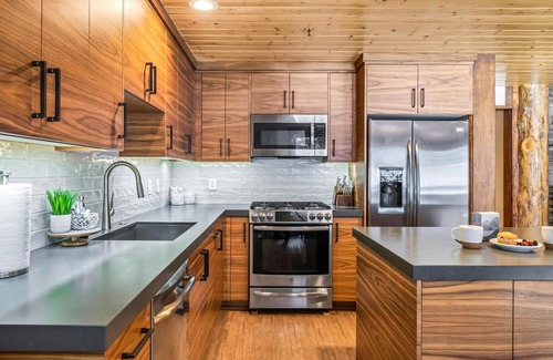 Deer Valley Condo | Luxe Black Bear Cabin | Walk to Lifts + Hot Tub