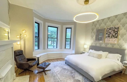 Bloomfield Apartment | Luxe Bloomfield Apt ❈ UPMC/Pitt/CMU ❈ Free Parking