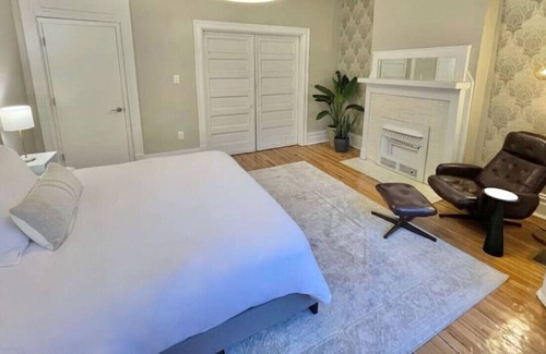 Bloomfield Apartment | Luxe Bloomfield Apt ❈ UPMC/Pitt/CMU ❈ Free Parking