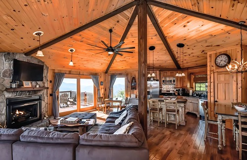 Banner Elk Cabin | Luxe Cabin | Ski-In/Out | AC | Panoramic Views | EV | Sleeps 10 | Beech Mtn