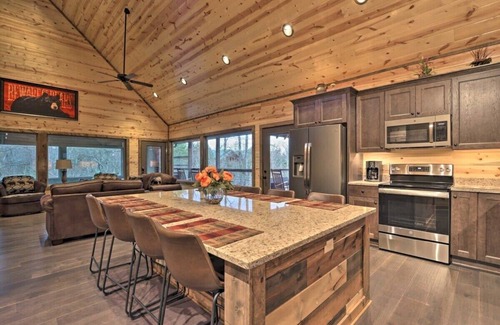 Gatlinburg - Pigeon Forge Cabin | Luxe Cabin with Pool and Theater