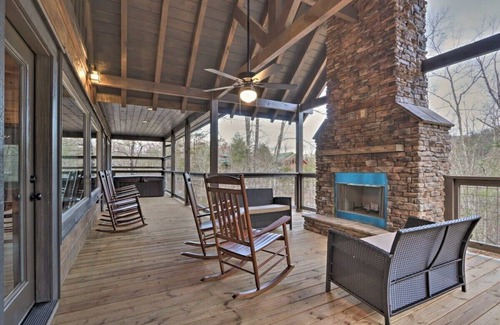 Gatlinburg - Pigeon Forge Cabin | Luxe Cabin with Pool and Theater