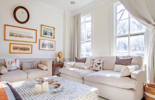 Old Town Alexandria House | LUXE Cameron House Off King St Est 1870