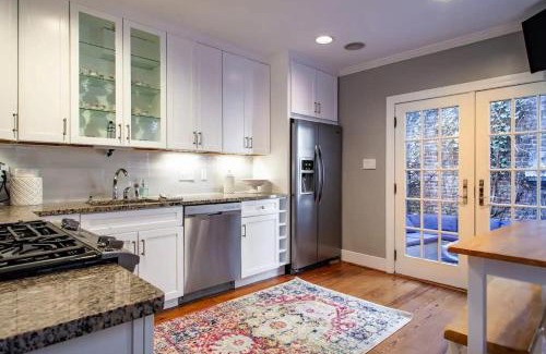 Old Town Alexandria House | LUXE Cameron House Off King St Est 1870