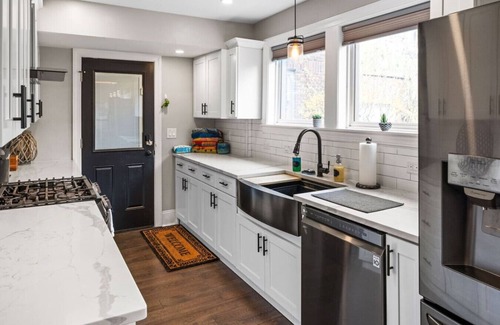 Pittsburgh House | Luxe Campus Retreat – Sauna, Theater, Park & Walk