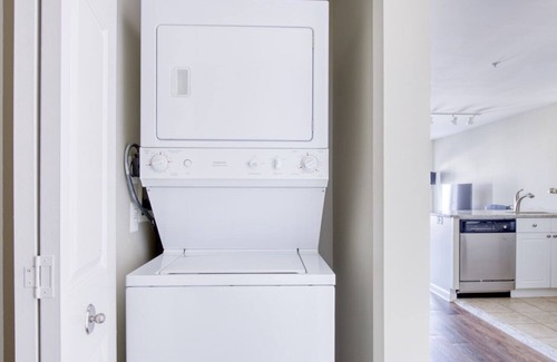 Clarendon Apartment | Luxe Clarendon Studio w/ Pool & Gym, steps to Metro & TJ, by Blueground