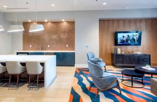 Clarendon Apartment | Luxe Clarendon Studio w/ Pool & Gym, steps to Metro & TJ, by Blueground