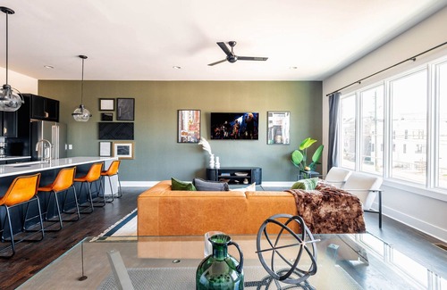 The Gulch House | LUXE-Cowboy Country-Rooftop Patio-Downtown Living