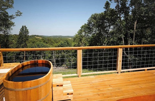 Eureka Springs Apartment | Luxe Dome with Cedar Hot Tub, only 15 minutes from downtown Eureka Springs