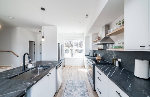 Lynchburg House | Luxe Downtown Townhouse w/Nespresso + Garage!