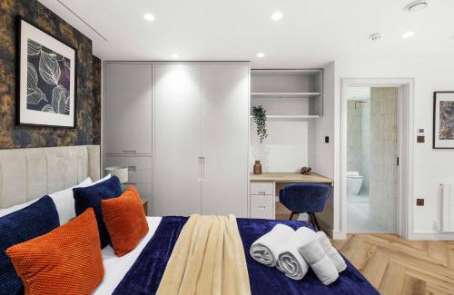 Parsons Green and Walham Apartment | Luxe Duplex Apartment Fulham With Outdoor Patio