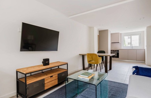 Teatinos Apartment | Luxe El Consul - El Romeral 1BR, nr Groceries, by Blueground