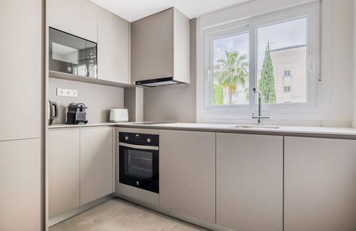 Teatinos Apartment | Luxe El Consul - El Romeral 1BR, nr Groceries, by Blueground